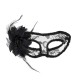 loup vénitien en dentelle avec une fleur noire à droite